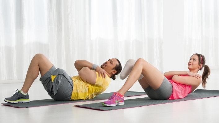 2 Personen machen Sit-Ups