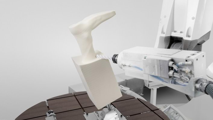 Maschine fräst Prothese