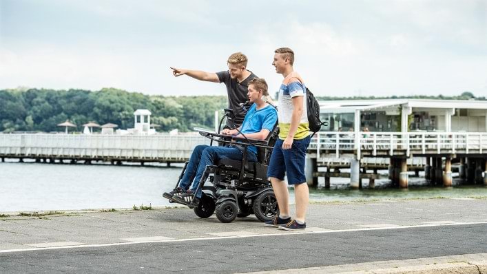 Mann sitzt im Juvo Elektrorollstuhl