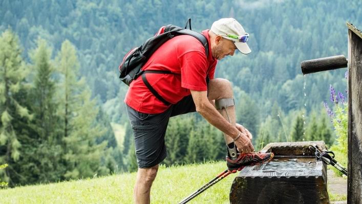 Christian Neureuther Orthese Agilium Freestep steht am Wasser