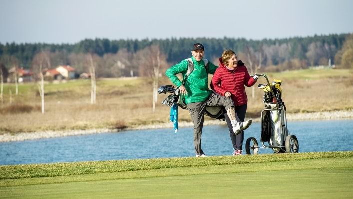 Christian Neureuther mit der Agilium Freestep 2.0 auf dem Golfplatz mit Rosi Mittermaier