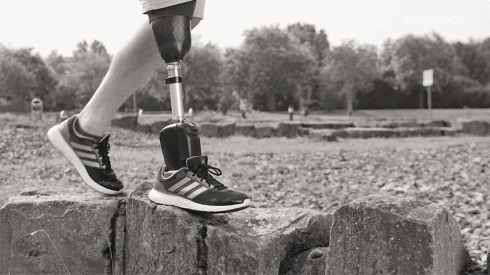 Carsten steht mit seinem Empower entspannt angelehnt und telefoniert.